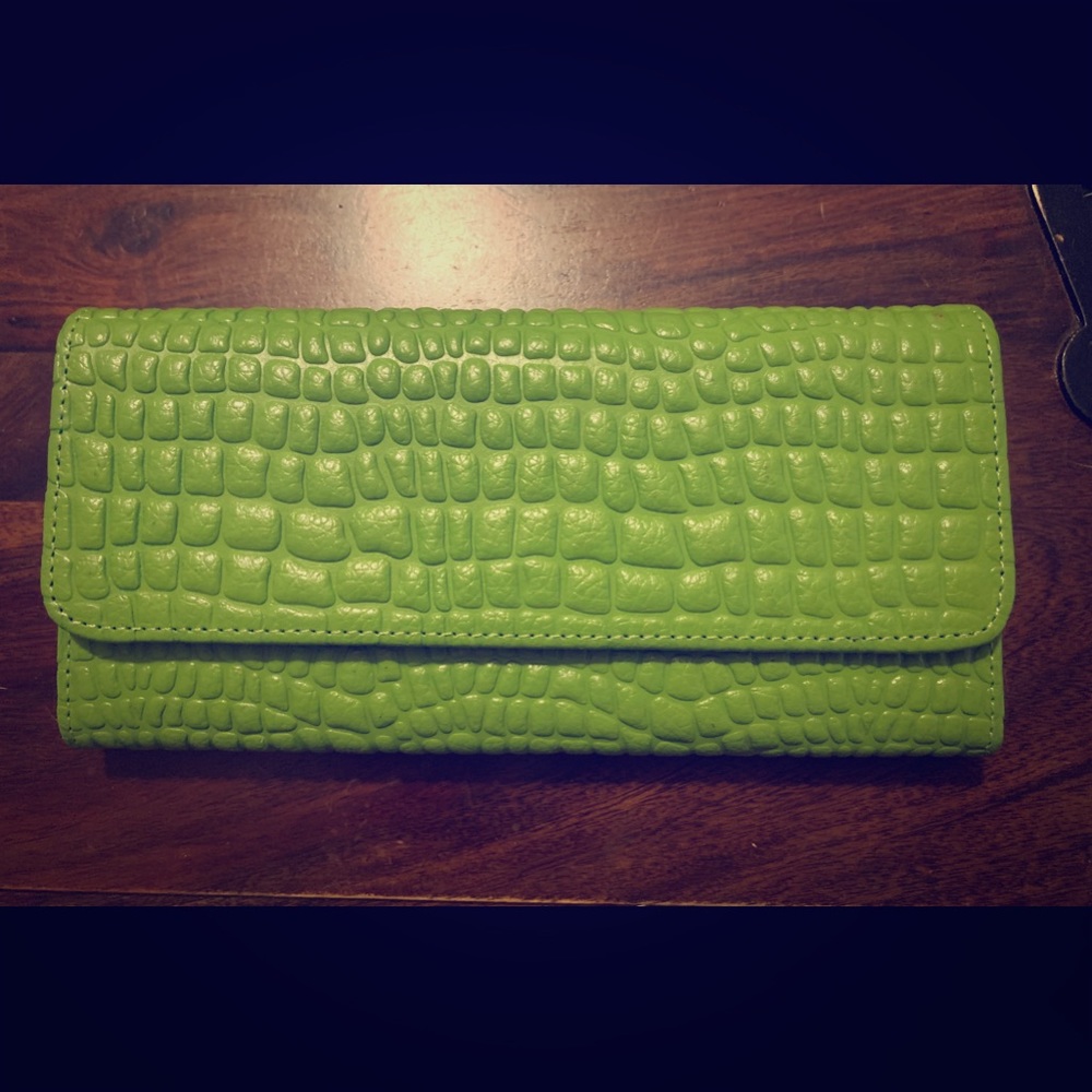 NEW!!! Beautiful Olive hand wallet.